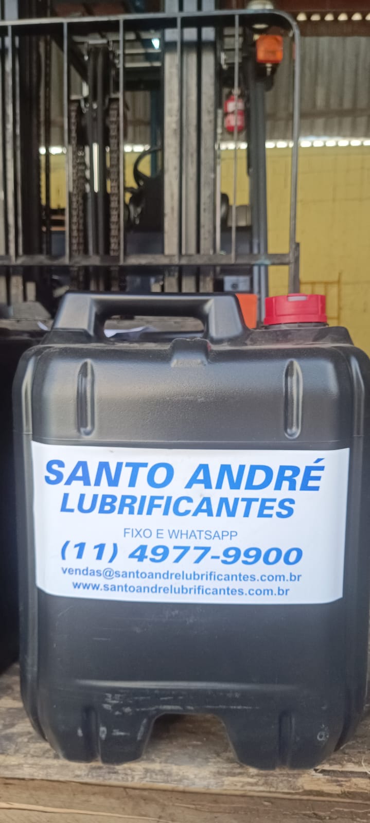 Bombona de 20L do óleo térmico industrial Mobiltherm 605 para sistemas de transferência de calor com adesivo da distribuidora Santo André Lubrificantes.