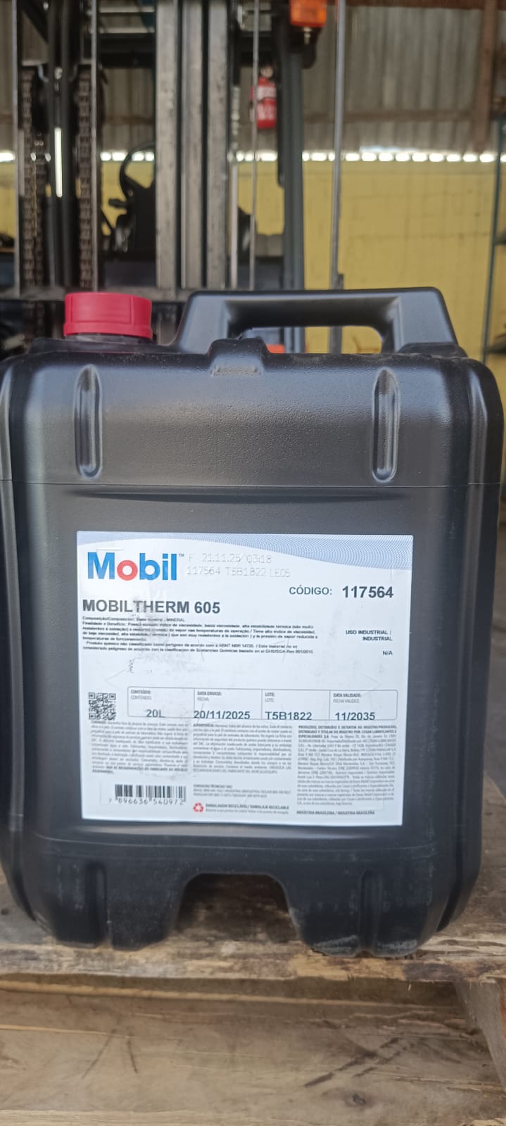 Bombona de 20L do óleo térmico industrial Mobiltherm 605 para sistemas de transferência de calor com rótulo do fabricante em destaque.
