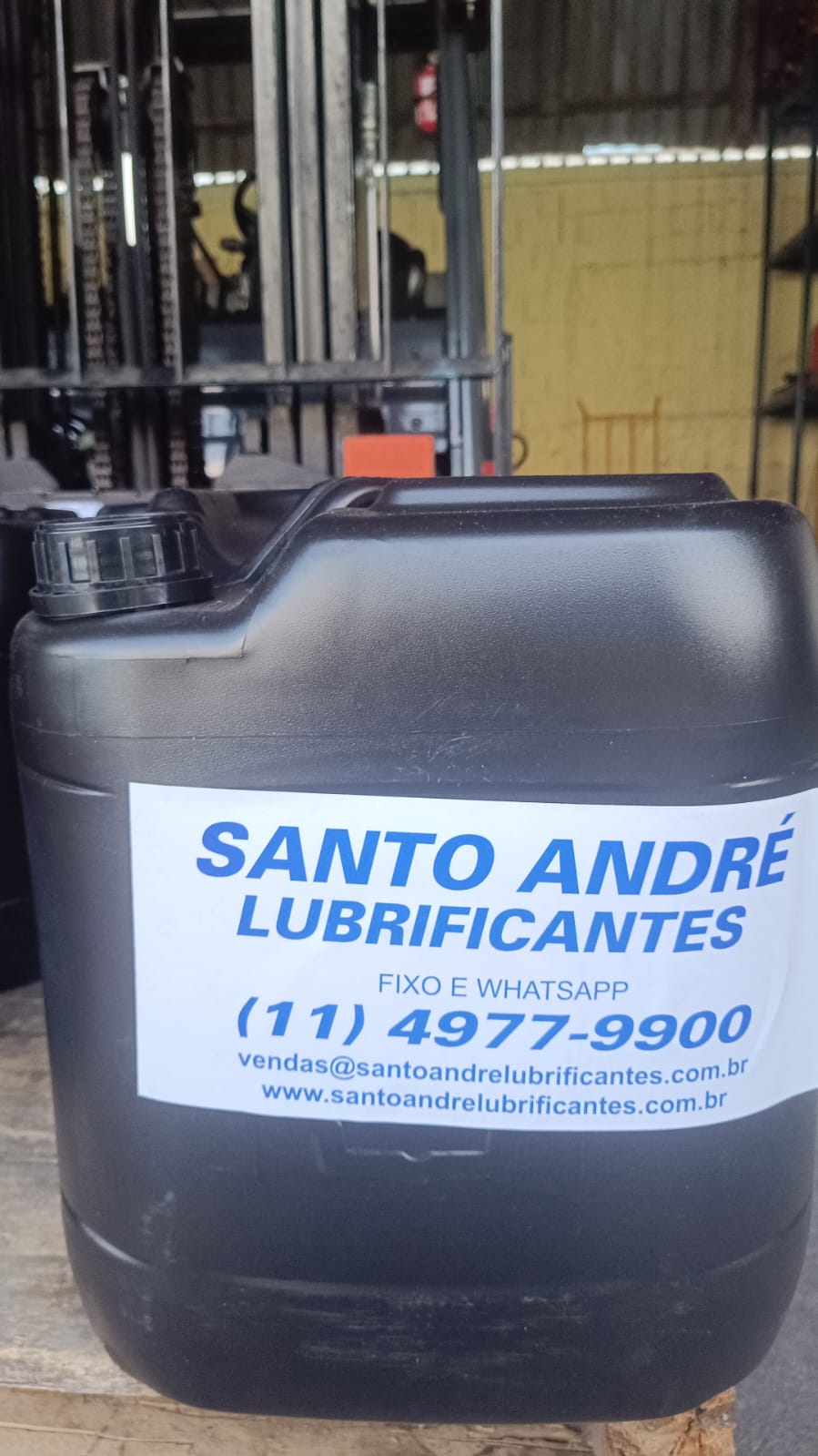 Bombona de 20L do óleo para engrenagens industriais Shell Omala S2 G com adesivo da distribuidora Santo André Lubrificantes.